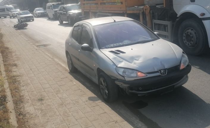 Otomobille çarpışan motosiklet sürücüsü yaralandı