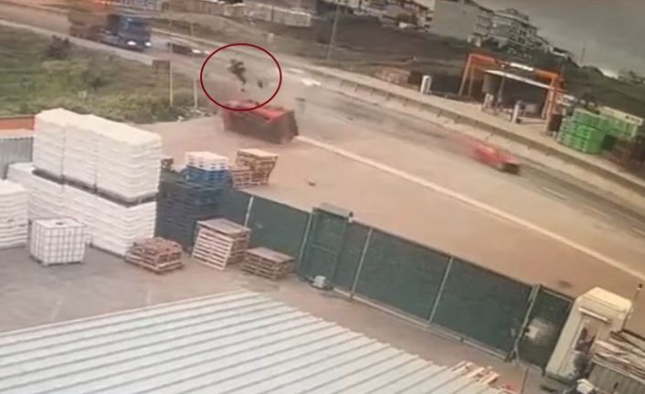 Silivri’de zincirleme kaza, sürücü takla atan kamyonetten fırladı