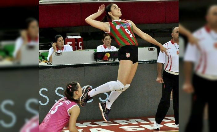 Simay Akdağ yuvasına geri döndü