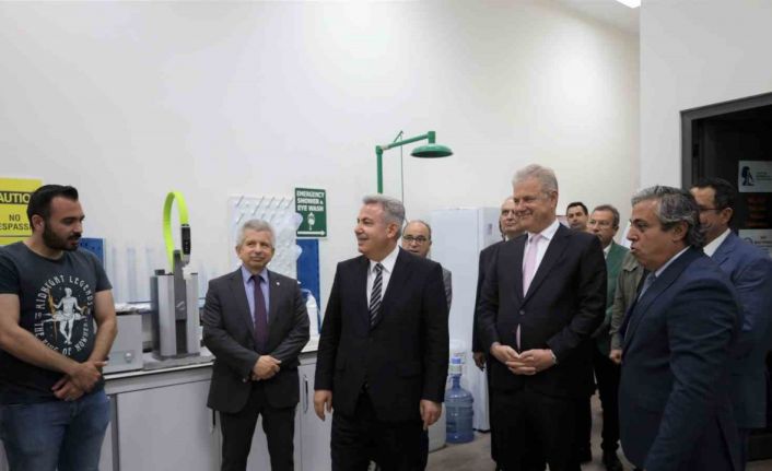 Vali Elban, İzmir Ekonomi’de projeleri dinleyip gençlerle sohbet etti