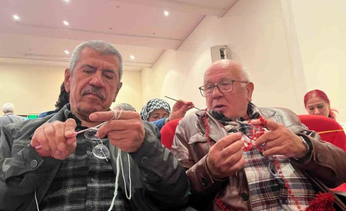 60 yaş üzeri erkekler alzaymırı örgü örerek yeniyor
