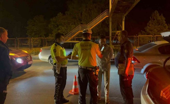 Alkollü sürücü kaza sonrası önce röportaj verdi sonra bayıldı