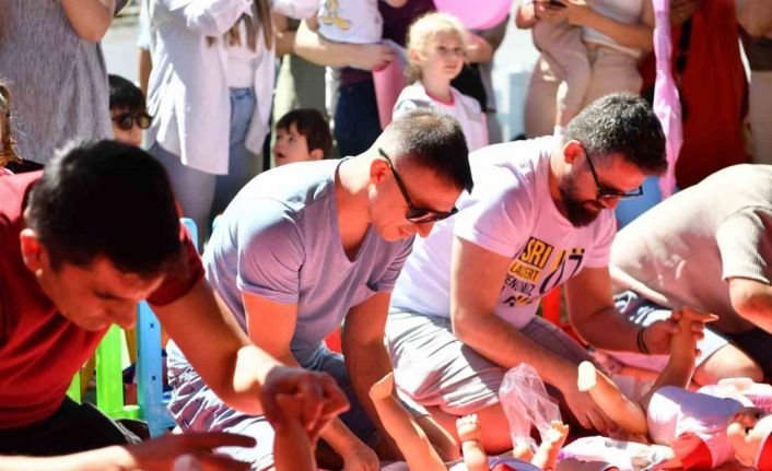 Babalar bez bağlama yarışmasında birbirine rakip oldu