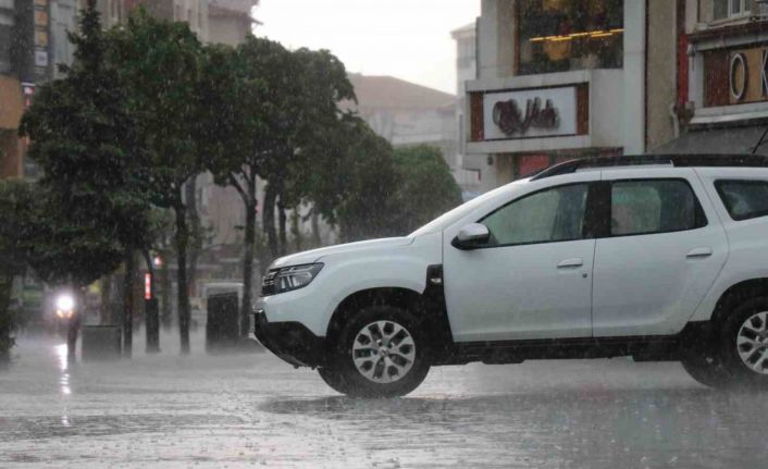 Bolu’da aniden bastıran sağanak hayatı olumsuz etkiledi