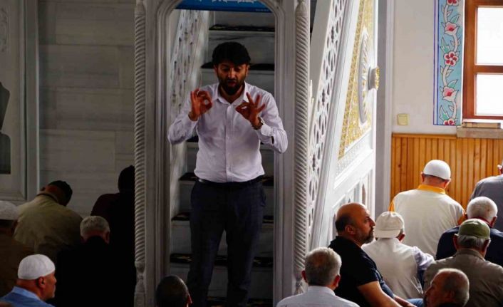 Bu camide işitme engelli bireylere cuma hutbesi işaret diliyle anlatılıyor