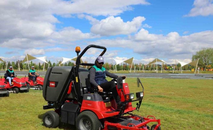 Büyükşehir, 60 bin metrekarelik çim alanını 1 günde biçebilen aracı temizlik filosuna kattı