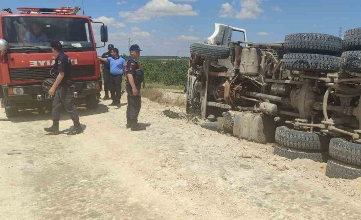 Devrilen kum yüklü kamyonun sürücüsü ağır yaralandı