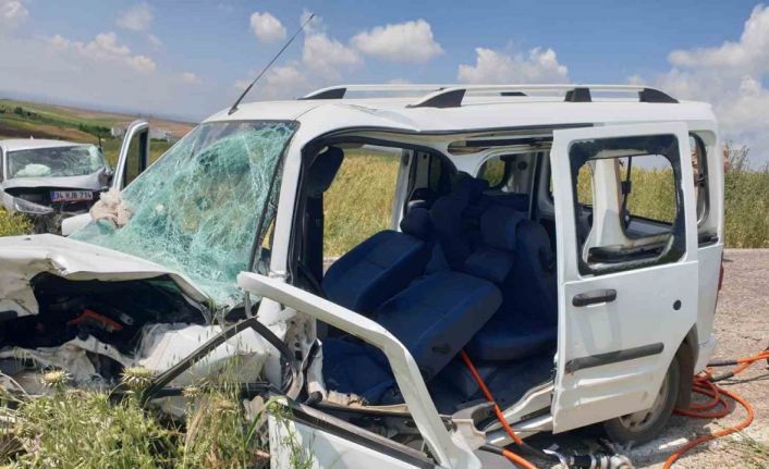 Diyarbakır’da otomobil ile hafif ticari araç çarpıştı: 2 yaralı