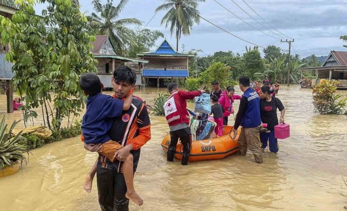 Endonezya’da sel ve heyelan faciası: 15 ölü