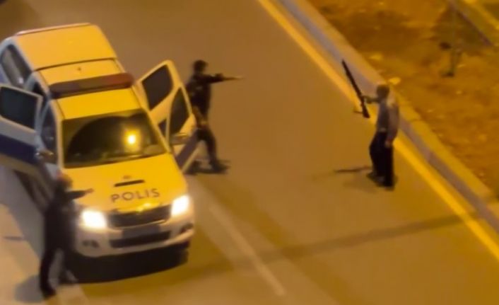 Eşini öldürüp oğlunu yaraladıktan sonra elinde tüfekle sokak boyunca damadını aradı