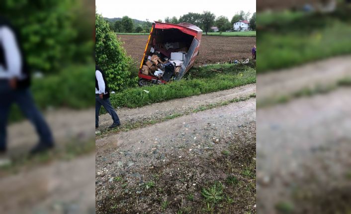 Ev eşyası taşıyan kamyon tarlaya uçtu: 2 yaralı