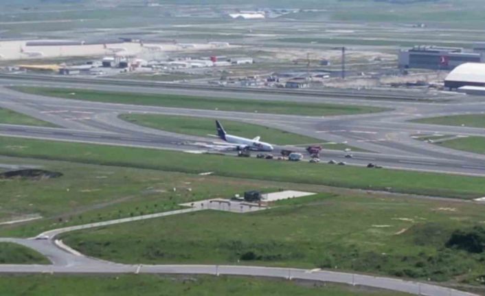 İstanbul Havalimanı’nda gövdesi üzerine inen Fedex uçağı havadan görüntülendi