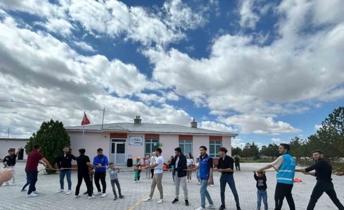 Karapınar’da üniversite öğrencileri ilkokul öğrencileri ile buluştu