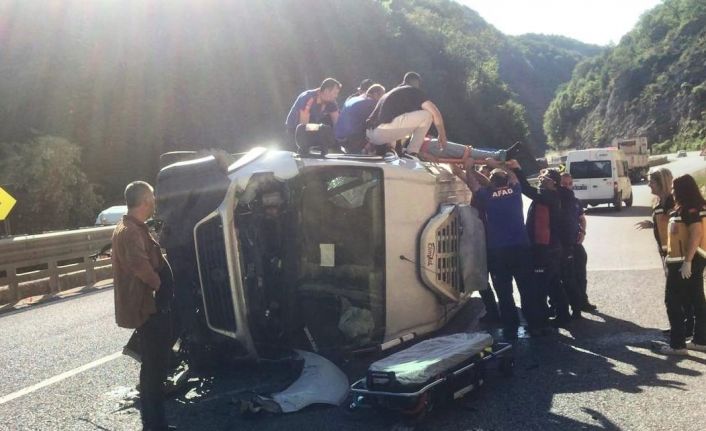 Minibüste sıkışan sürücü AFAD yardımıyla çıkarıldı