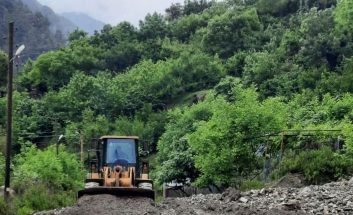 Osmaniye’de şiddetli yağıştan dolayı kapanan köy yolları açıldı