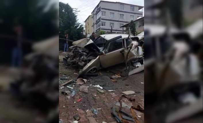 Park halindeki kamyon 2 otomobile ve duvara çarparak durabildi: Ortalık savaş alanına döndü