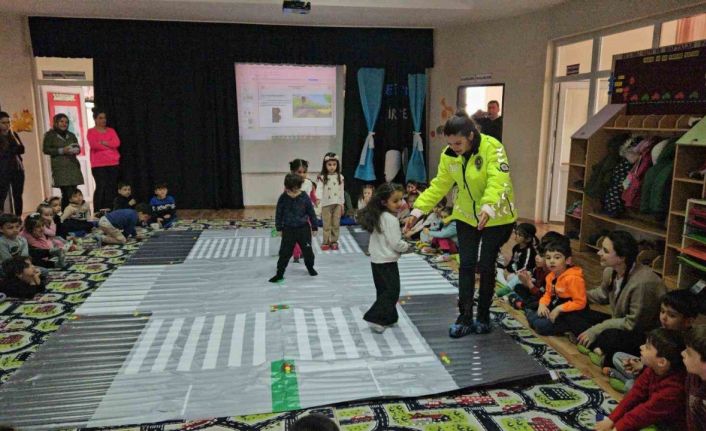 Polisler anaokulu öğrencilerini trafik hakkında bilgilendirdi