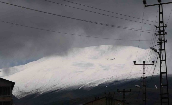 Tatvan’ın yüksek kesimleri beyaza büründü