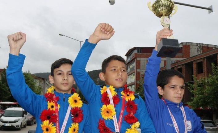 Türkiye şampiyonu güreşçi Kaan Buğra Yüksel ve arkadaşları şehir turu attı