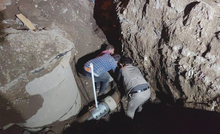 3 bin nüfuslu beldenin içme suyu şebekesini taş ve kerestelerle tıkadılar