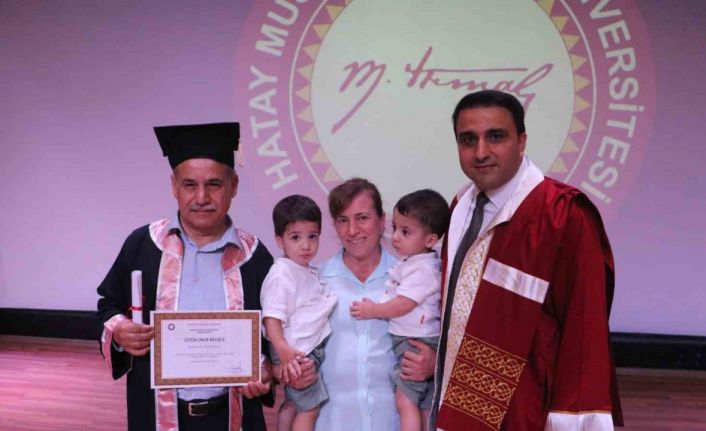 63 yaşındaki İsmail amca, 8. üniversite diplomasını bir buçuk yaşındaki ikiz evlatlarıyla aldı