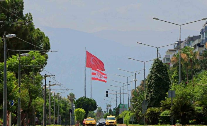 Antalya’da nem oranı yüzde 86’yı geçti, şehrin üzerini sis bulutu kapladı