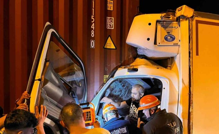 Arıza yapan tırın dorsesine çarpan kamyon saatler sonra alev aldı: 1 yaralı