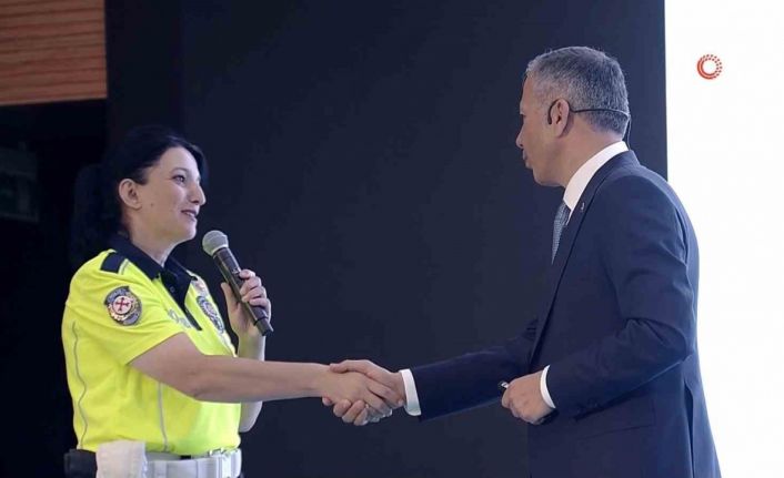 Bakan Yerlikaya Eskişehir’de yaptığı uyarı ile facianın önüne geçen polis Nihal Uzpeder’i tebrik etti