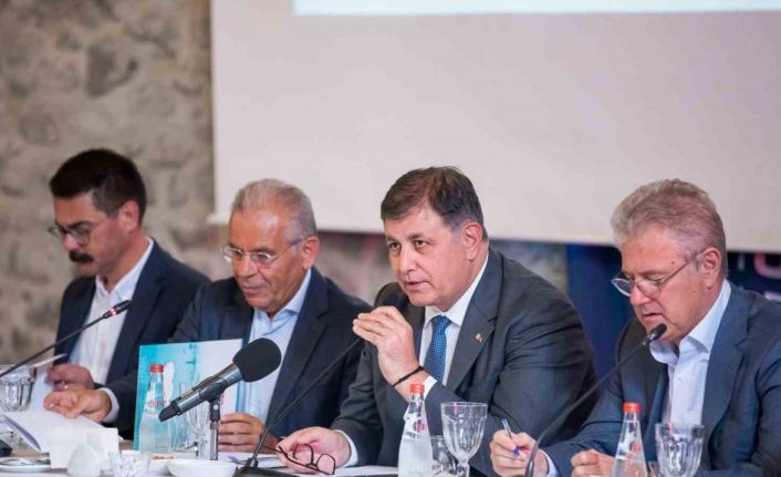 Başkan Tugay: "Orta gelir grubuna hitap eden mütevazı konutlara ihtiyacımız var"