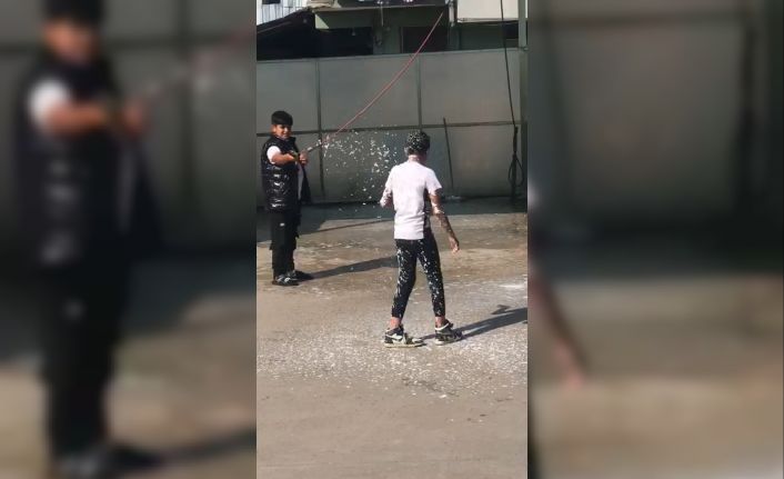 Çocuklar akaryakıt istasyonundaki köpükle böyle oynadı