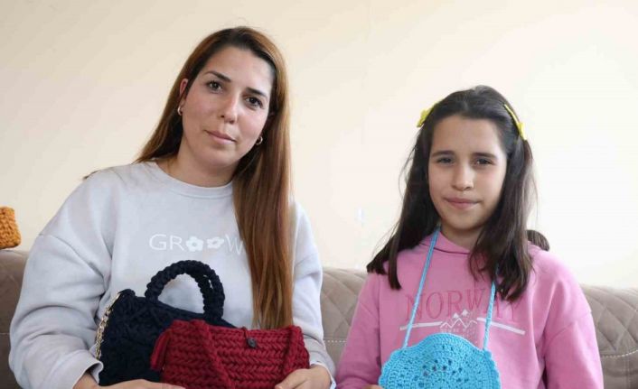 Depremzede kadın, el emeği örgüleri 500 ile bin 500 TL arasında satarak gelir elde ediyor