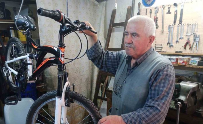 Emekli bisiklet sevdalısı ’Eskişehirliler en çok neden bisiklete biniyor’ sorusunu araştırdı