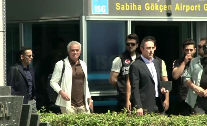 Fenerbahçe’nin anlaşmaya vardığı Teknik Direktör Jose Mourinho’yu taşıyan uçak İstanbul’a iniş yaptı.