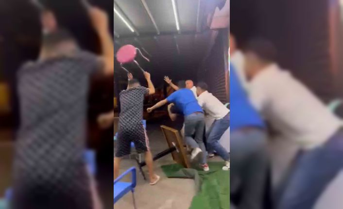 İstanbul’da dondurmacıda tekme, yumruk ve tabureli kavga kamerada: 1 kişiye 5 kişi saldırdı