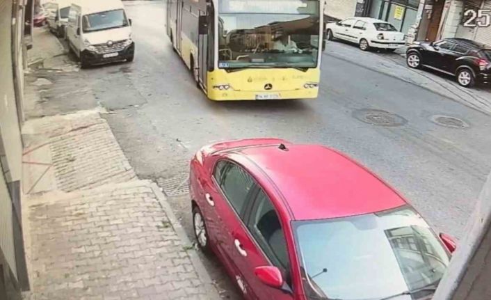 İstanbul’da İETT otobüsü dehşeti kamerada: Direksiyon başında uyuduğu iddia edilen şoför park halindeki 4 araca çarptı