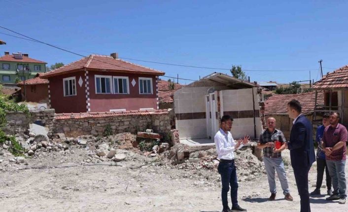 Kaymakam Demirci, yangında kullanılmaz hale gelen ve yıkılan köy camisinde incelemelerde bulundu