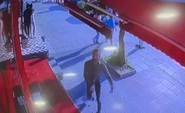 Kentin en işlek caddesinde cam kırıp telefon aldı, elindeki bıçakla tehditler savurdu