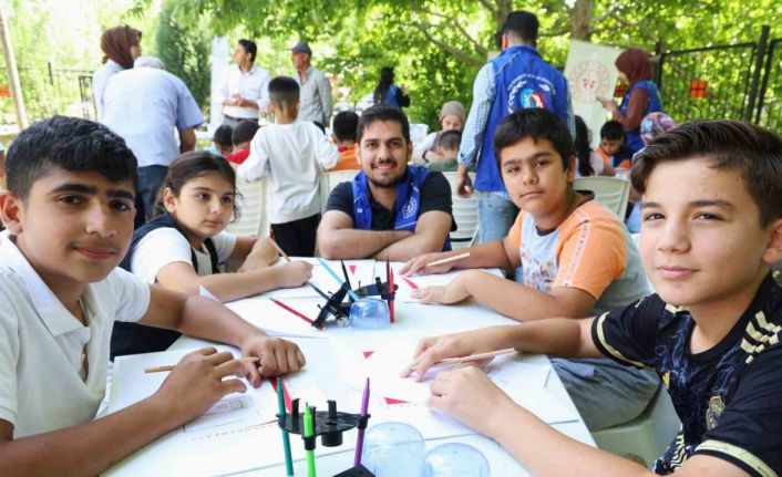 Kırsaldaki öğrenciler teleskopla güneşi gözlemledi, motor pervaneli maket uçak üretti