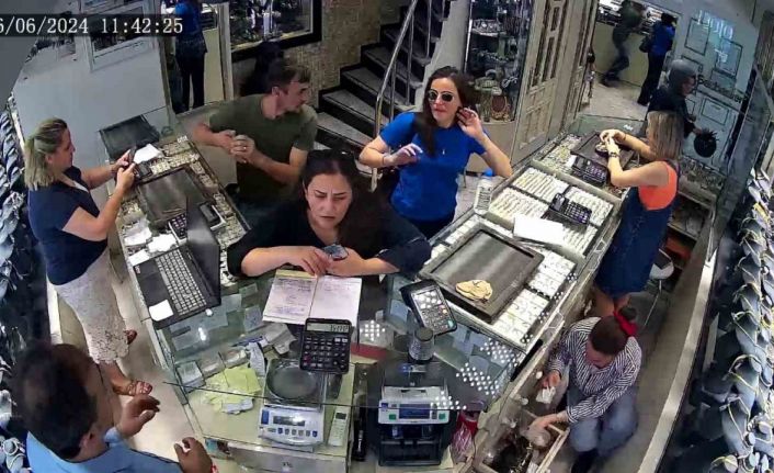 Kuyumcuda incelediği 300 bin liralık bilezikleri bir anda alıp kaçtı: O anlar kamerada