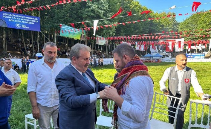 Selman Dede Güreşleri’nde, iş insanı ’ağalık unvanı’nı BBP Genel Başkanı Destici’den devraldı