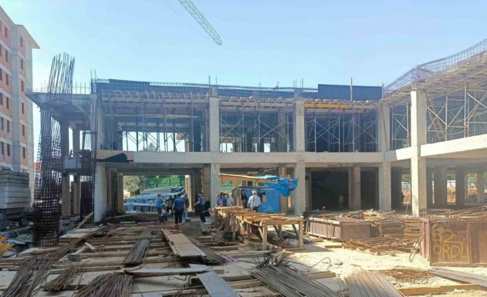 Sınav saatinde bir inşaatta 100 işçi aynı ayda çalışırken, zabıtaya güçlük çıkardılar