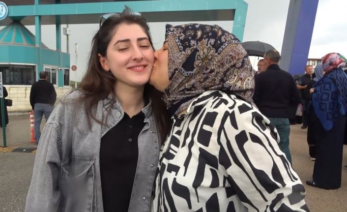 Sınava giren kızından daha heyecanlı olan anne: "Çok heyecanlıyım düğmelerimi bile yanlış ilikledim"
