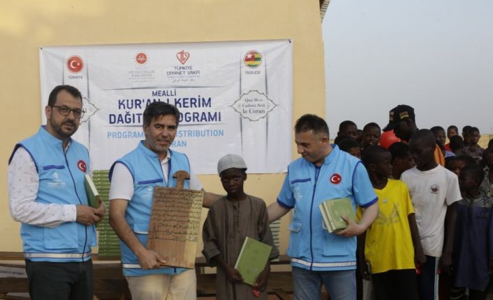 TDV ‘1 Kurban 1 Kur’an’ projesiyle 21 ülkede 80 bin Kur’an-ı Kerim hediye etti