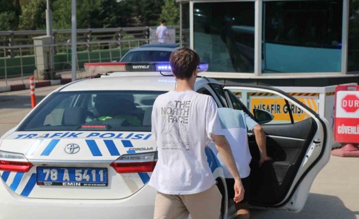 YKS için 800 kilometre yol geldiler, yanlış okula gelen 2 öğrencinin yardımına polis yetişti