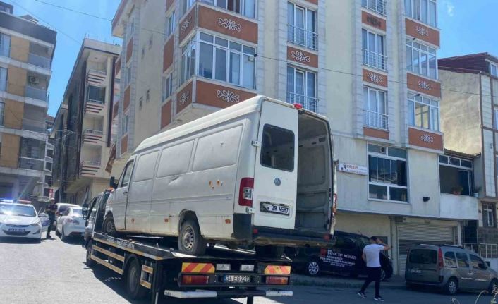 Arnavutköy’de mahallenin korkulu rüyası olan terk edilmiş araçlar çekildi