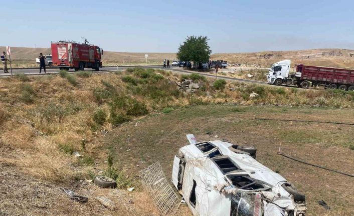 Diyarbakır’da yolcu minibüsü ile pikap çarpıştı: 1’i çocuk 3’ü ağır 14 yaralı