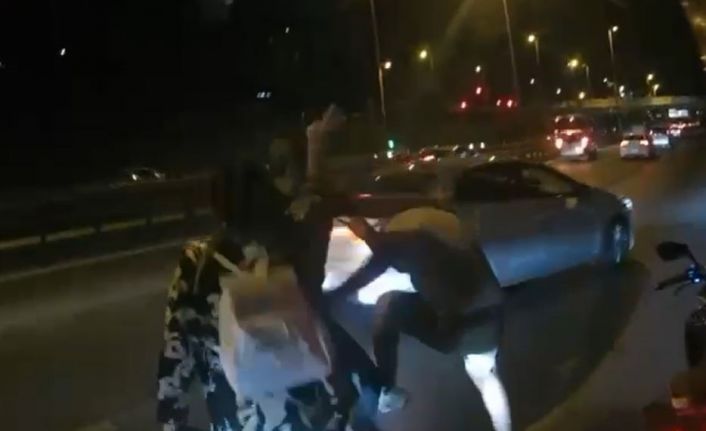 E-5 Karayolu’nda sürücü dehşeti: Önce saldırdı ardından aracına binip motosikletlileri ezmeye çalıştı