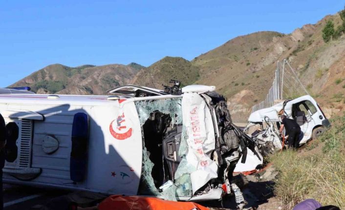 Erzurum’da ambulans ile hafif ticari araç çarpıştı: 4 ölü, 1 yaralı