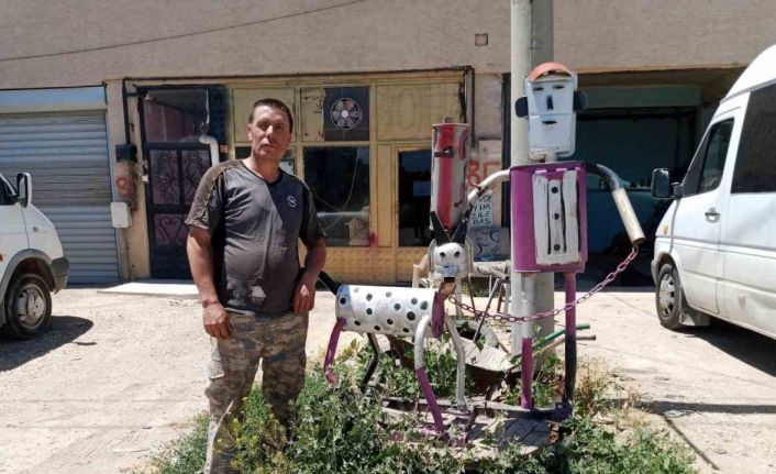 Hurda egzoz parçalarından insan ve köpek figürleri oluşturdu