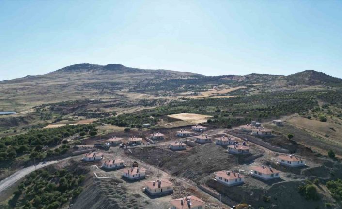 Kilis’te depremzedeler için yapılan köy konutlarının inşası sürüyor